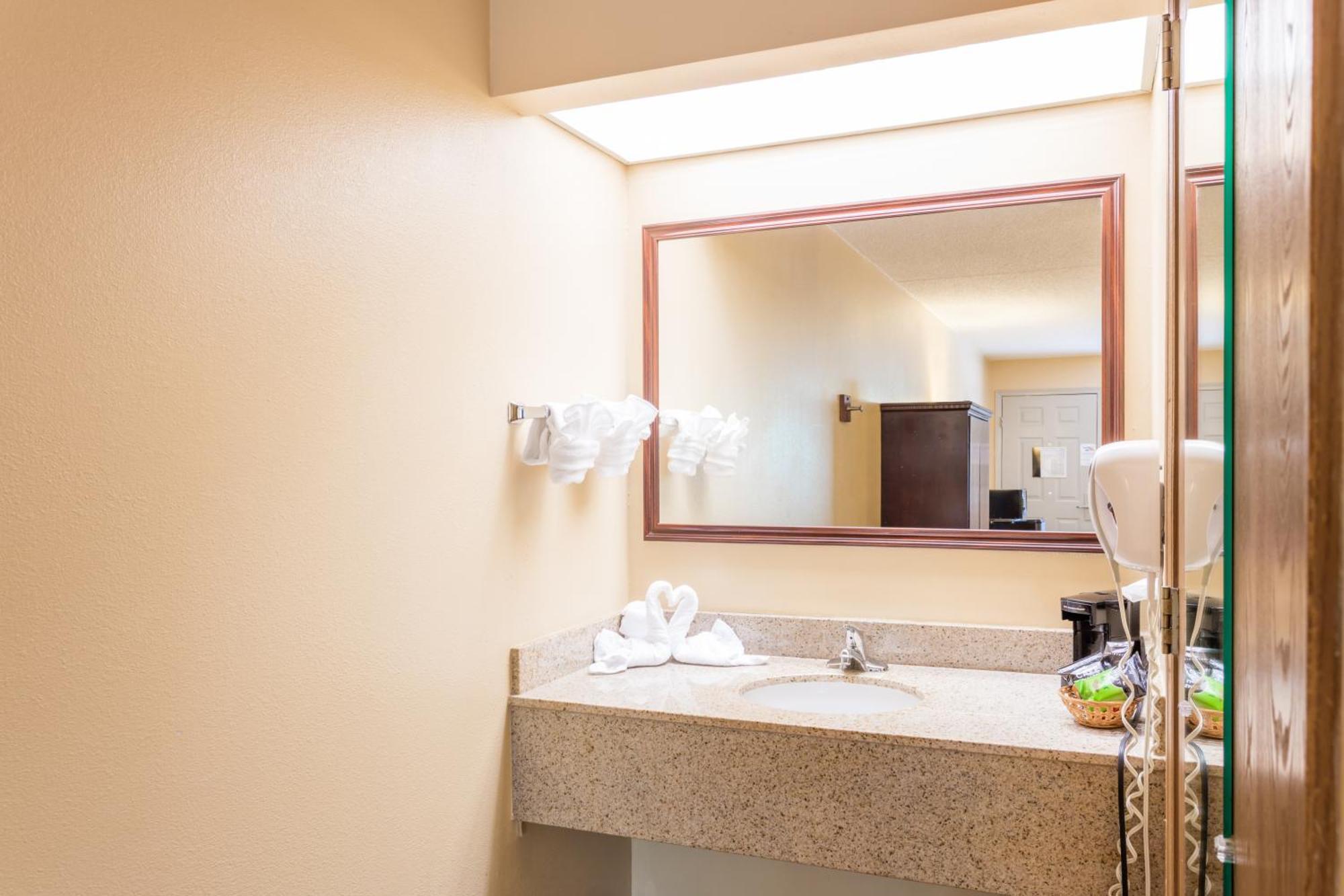 Superior King Bed-Smoking (Ground Level),685015638:JPEG