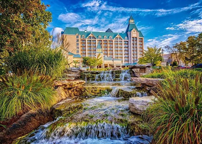 Hotel with Tennis: Chateau On The Lake Resort Spa And Convention Center